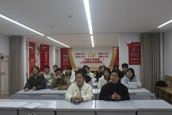 会议室里的人们 AI 生成的内容可能不正确。