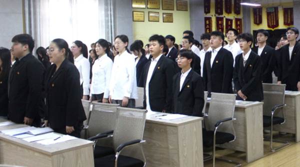 大厅里的人群 AI 生成的内容可能不正确。 大厅里的人群 AI 生成的内容可能不正确。